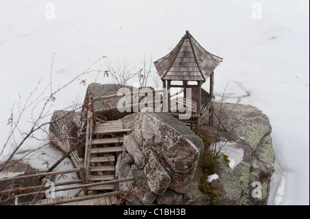 Marzo 13, 2011 - New Paltz, NY: legno rustico gazebo su massi, visto da sopra, sul lago ghiacciato di Mohonk, al Mohonk Mountain House Foto Stock