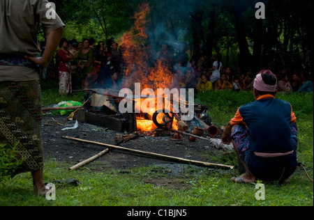 Un indù Balinese cremazione cerimonia che si svolge nel villaggio di Pemuteran è una gioiosa occasione rilasciando l anima del defunto Foto Stock