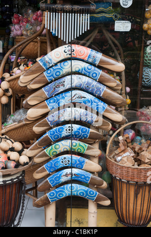 Culturale di appropriazione indebita di Australian aboriginal art fake boomerang made in Bali Indonesia Foto Stock