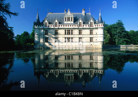 Francia, Indre et Loire, il castello e il Parco di Azay le Rideau, il lato frontale che si affaccia sul lago Foto Stock