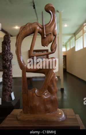 Scolpire il Dewi Sri il riso dea dagli scultori di Ketut Djedeng nel Museo Puri Lukisan in Ubud Bali Indonesia Foto Stock