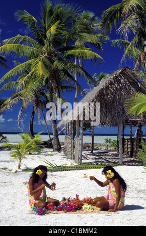 Francia, Polinesia francese, Tuamotus, due donne polinesiano rendendo flower leis Foto Stock