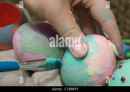 Bambino decora uovo di Pasqua Foto Stock