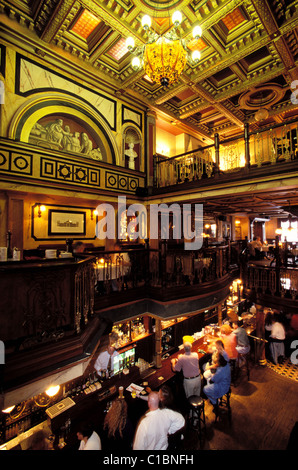 Repubblica di Irlanda, Dublin County, Dame Street, Le mercantili, pub decorate in stile vittoriano. Foto Stock