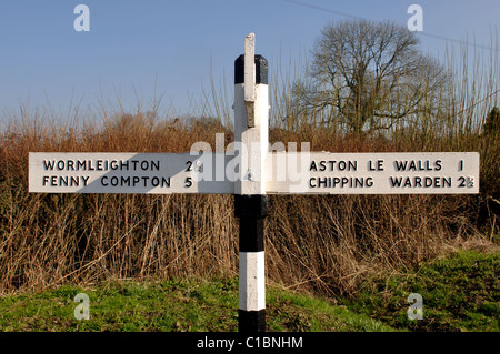 Cartello stradale Boddington inferiore village, Northamptonshire, England, Regno Unito Foto Stock