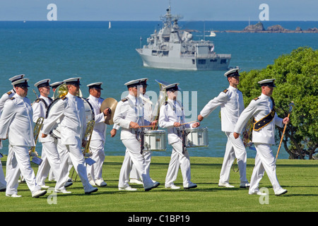 L'ombelico nave Te Kaha ancorato mentre il Royal New Zealand Navy eseguire una battitura retreat cerimonia del tramonto, Foto Stock