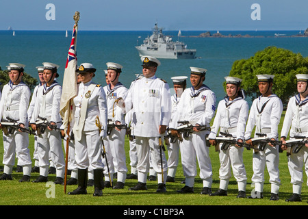 L'ombelico nave Te Kaha ancorato mentre il Royal New Zealand Navy eseguire una battitura retreat Tramonto Cerimonia Foto Stock