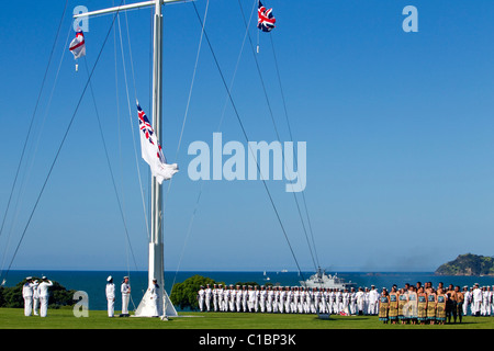 L'ombelico nave Te Kaha ancorato mentre il Royal New Zealand Navy eseguire una battitura retreat Tramonto Cerimonia Foto Stock