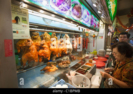 Hawker stallo (cibo tradizionale) stallo al parco della gente complessi. Chinatown, Singapore Foto Stock