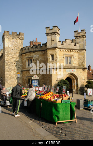 La vendita di frutta fresca e verdura al di fuori della vecchia prigione in Buckingham Buckinghamshire England Regno Unito Foto Stock