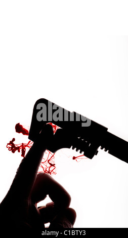 Mans dito intrappolato in una chiave regolabile con gocce di sangue su sfondo bianco Foto Stock