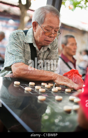 Gli uomini che giocano Xiangqi (scacchi cinesi) in Chinatown, Singapore Foto Stock