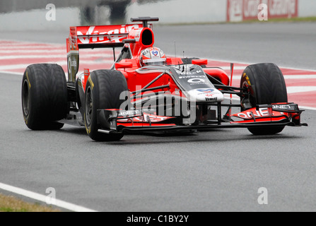 Formula Uno Virgin racing driver Timo Glock uscendo dalla pit lane a Montmelo Circuit, Barcelona, Spagna 2011 Foto Stock