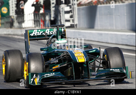 Formula Uno Lotus pilota Heikki Kovalainen in uscita dalla pit lane a Montmelo Circuit Barcelona, Spagna 2011 Foto Stock