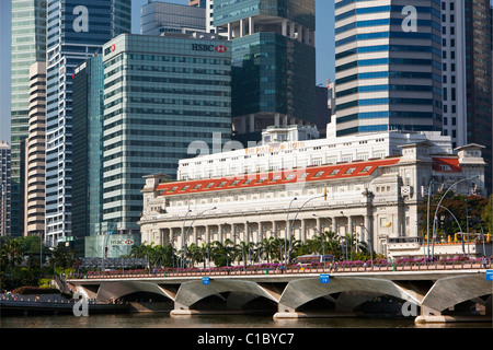 Il Fullerton Hotel e il quartiere centrale degli affari. Il Marina Bay, Singapore Foto Stock