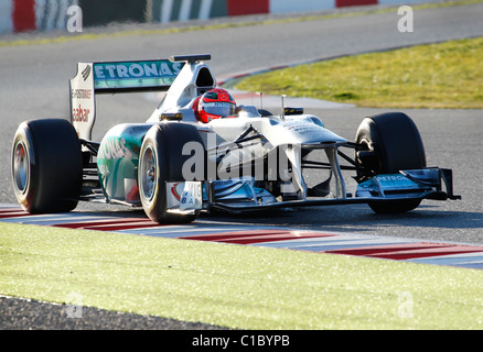 Michael Schumacher al volante della 2011 Mercedes GP Petronas auto di Formula Uno al circuito di Montmelo, Barcellona 18.2.11 Foto Stock