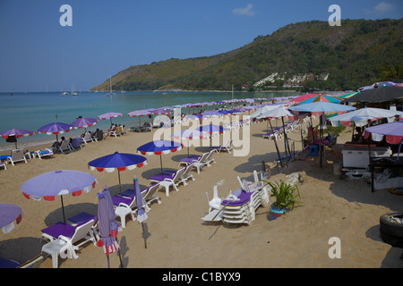 Nai Harn Beach, Phuket, Thailandia, con la Nai Harn hotel nel retro di massa. Foto Stock