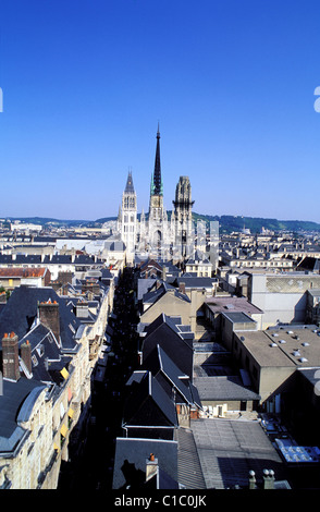 Francia, Seine Maritime, regione Alta Normandia, Gros Horlage street e la cattedrale Foto Stock