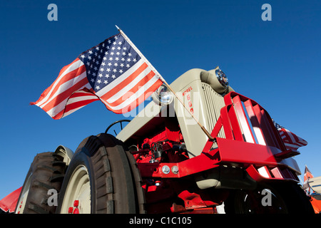 Il vecchio trattore Ford con bandiera americana. Foto Stock