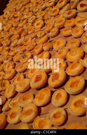 Le albicocche di essiccazione al sole Foto Stock