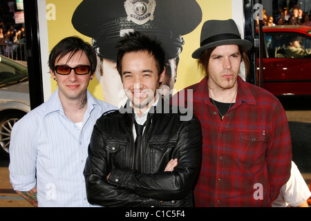 Chris Hesse, Doug Robb e Dan Estrin Hoobastank di Los Angeles prima di "osservare e riferire" tenutasi presso il Mann's Chinese Foto Stock