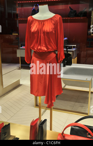 Abito, negozio di lusso, Yves Saint Laurent, terminale 2, Aeroporto di Roissy , France Foto Stock