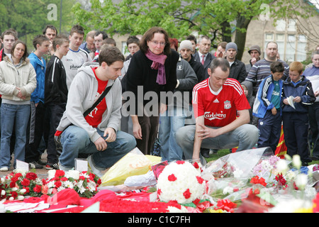 I membri del pubblico visita Hillsborough Stadium per pagare i loro rispetti il ventesimo anniversario del disastro che ha provocato 96 Foto Stock