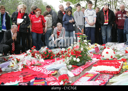 I membri del pubblico visita Hillsborough Stadium per pagare i loro rispetti il ventesimo anniversario del disastro che ha provocato 96 Foto Stock