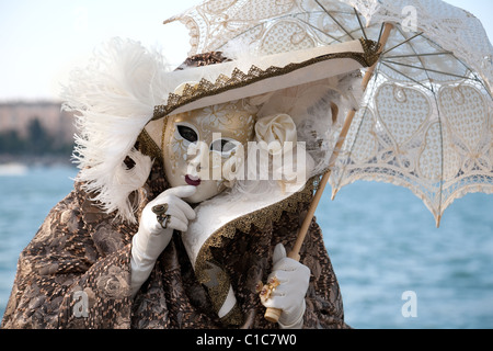 Un modello in costume che pongono al Carnevale di Venezia, Venezia Italia Foto Stock