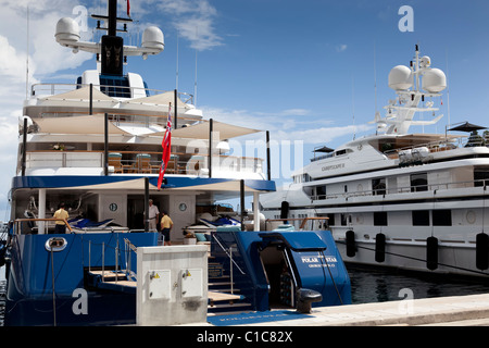 Luxury motor yacht "Stella Polare" e "Candyscape II' ormeggiata in porto a porto Ercole nel Principato di Monaco. Foto Stock