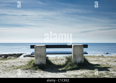 Panca con vista sull'oceano, Francia, Europa Foto Stock