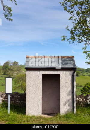 Fermata bus - Piccolo mondo rurale fermata bus e un rifugio con vuoto segno, England Regno Unito Foto Stock