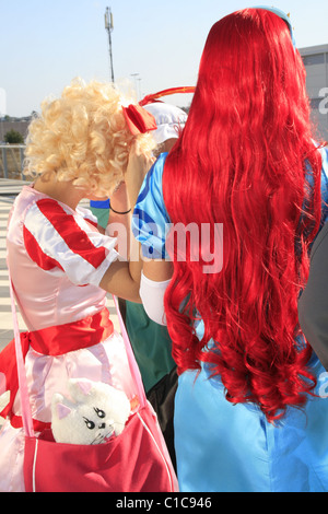 La gente vestita come cosplay di caratteri a romics trade show di roma 2010 Foto Stock