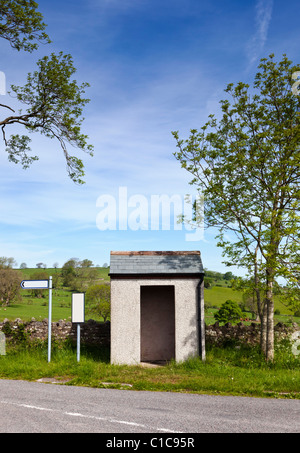 Piccolo mondo rurale fermata bus e rifugio con segni di vuoto, England Regno Unito Foto Stock