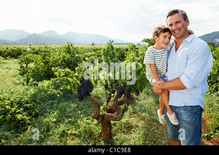 Padre e figlio in vigna Foto Stock
