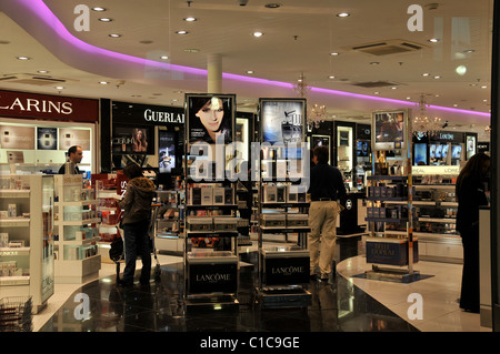 Duty free shop, terminale 2, Aeroporto di Roissy, Francia Foto Stock