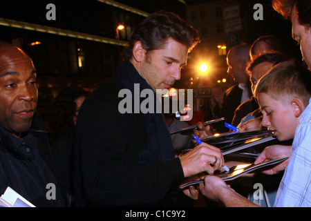 Eric Bana Star Trek calco sul loro modo di Borchardt ristorante la notte prima che il tedesco premiere del film Berlin, Foto Stock