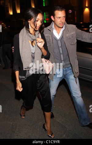 Zoe Saldana Star Trek calco sul loro modo di Borchardt ristorante la notte prima che il tedesco premiere del film Berlin, Foto Stock