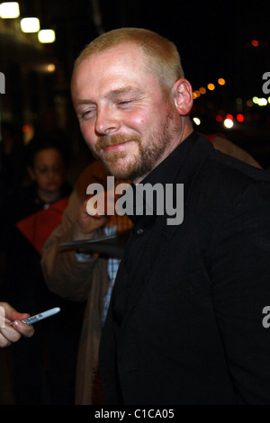 Simon Pegg Star Trek calco sul loro modo di Borchardt ristorante la notte prima che il tedesco premiere del film Berlin, Foto Stock