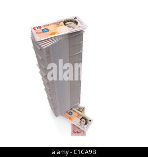 Pila di denaro - Altezza pila di dieci Pound Sterling note su bianco Foto Stock
