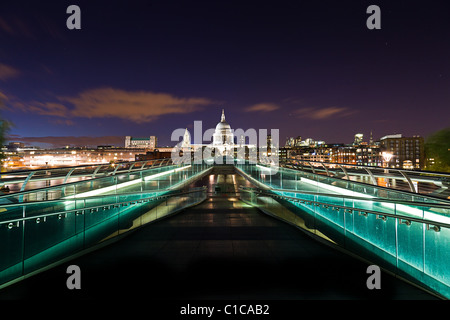 La Cattedrale di Saint Paul fotografato dal Millennium Bridge, Westminster Foto Stock