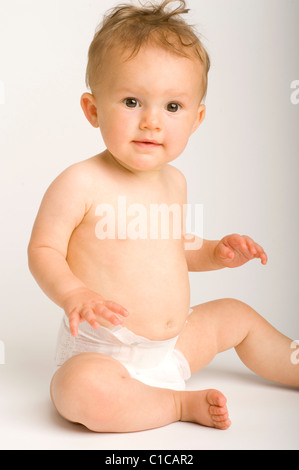 Ritratto di una bambina nel suo pannolino Foto Stock