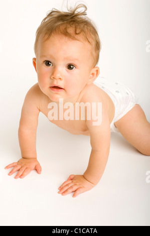 Ritratto di una bambina nel suo pannolino Foto Stock