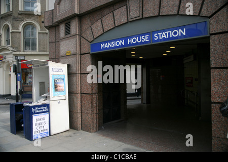 Vista generale gv dell'entrata alla Mansion House la stazione della metropolitana di Londra, Inghilterra. Foto Stock