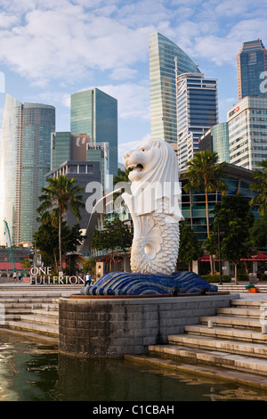 La statua Merlion con lo skyline della città in background, Marina Bay, Singapore Foto Stock