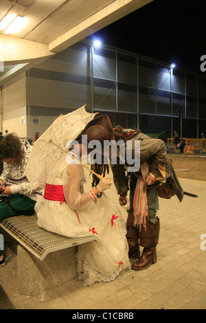 La gente vestita come cosplay di caratteri a romics trade show di roma 2010 Foto Stock