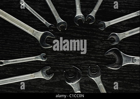 Chiavi. Chiavi su un nero superficie in legno Foto Stock
