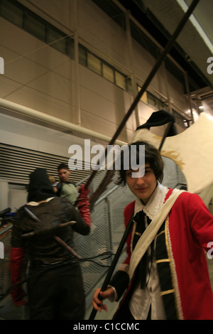 La gente vestita come cosplay di caratteri a romics trade show di roma 2010 Foto Stock