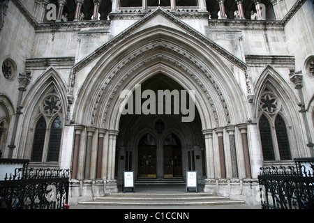 Vista generale gv del Royal Courts of Justice o Alta Corte sullo Strand, Londra, Inghilterra. Foto Stock