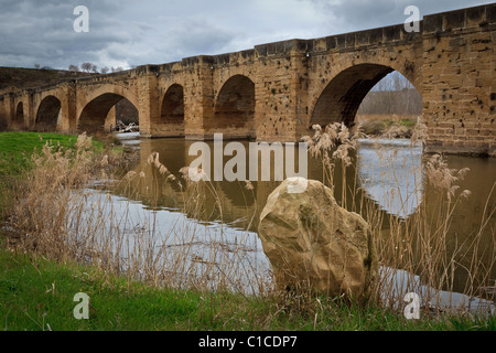 Ponte medievale, il fiume Ebro, San Vicente de la Sonsierra Foto Stock